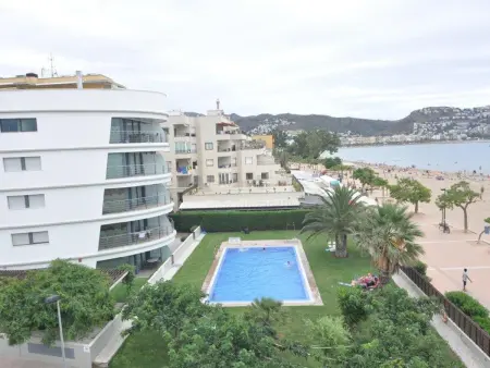 Location appartement à Roses, Apartamento junto a la Playa en Roses, Costa Brava! 2 Dormitorios, Vistas al Mar, Piscina, Wi-Fi Gratis. Reserva Ahora!