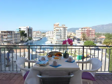 Location appartement à Roses, Charmant appartement à 300m de la plage de Santa Margarita, Roses, idéal pour les familles.