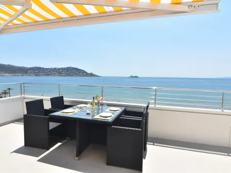 Location appartement à Roses, Encantador apartamento en alquiler en Roses, Costa Brava! A 0 metros de la playa. Disfruta de la piscina comunitaria y las vistas al mar.