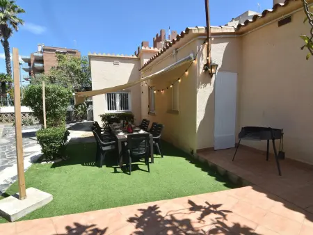 Location maison à Roses, Maison Spacieuse à Roses, Idéale pour Familles et Groupes, Proche de la Plage et Piscine Communautaire