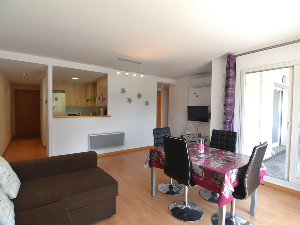 Appartement 6 pers. Roses : terrasse barbecue, parking - Photo 8