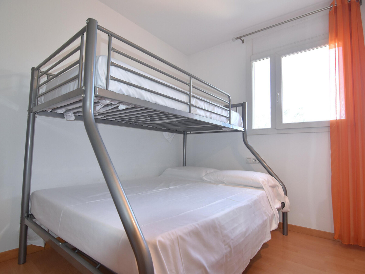 Appartement 6 pers. Roses : terrasse barbecue, parking - Photo 12
