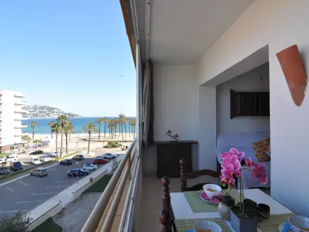 Location appartement à Roses, Charmant studio en bord de mer à Roses avec piscine, terrasse et Wi-Fi, à 0m de la plage!