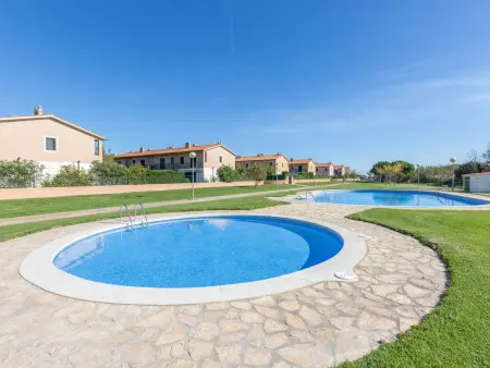 Location villa à Pals, Maison familiale à 100m de la plage avec piscine & jardin, animaux admis, 3 chambres