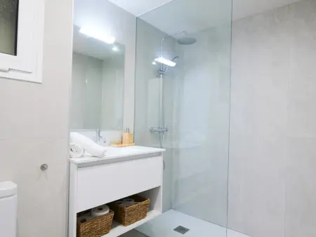 Appartement rénové 2 ch, piscine et terrasse à Calella : photo 18