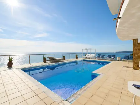 Location villa à Lloret de Mar, Villa sur la Costa Brava avec piscines privées, sauna, BBQ, wifi et climatisation