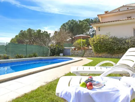 Location villa à Lloret de Mar, Villa à Lloret de Mar avec piscine privée, proche plage, pour 6 personnes, parking inclus