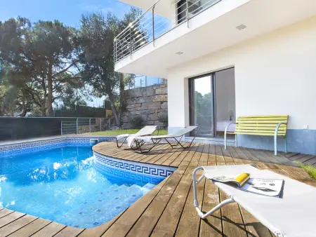 Location villa à Lloret de Mar, Maison moderne avec piscine privée et vue montagne, proche plage Costa Brava, animaux admis