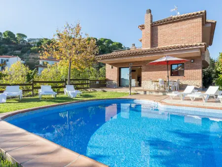 Location villa à Lloret de Mar, Villa moderne à Lloret de Mar avec piscine privée, proche de la mer, idéale pour 8 personnes