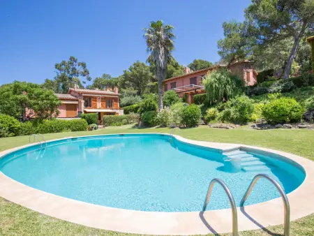 Location villa à Llafranc, Charmante villa à Llafranc avec piscine commune, terrasse et jardin, à 1.5 km de la plage