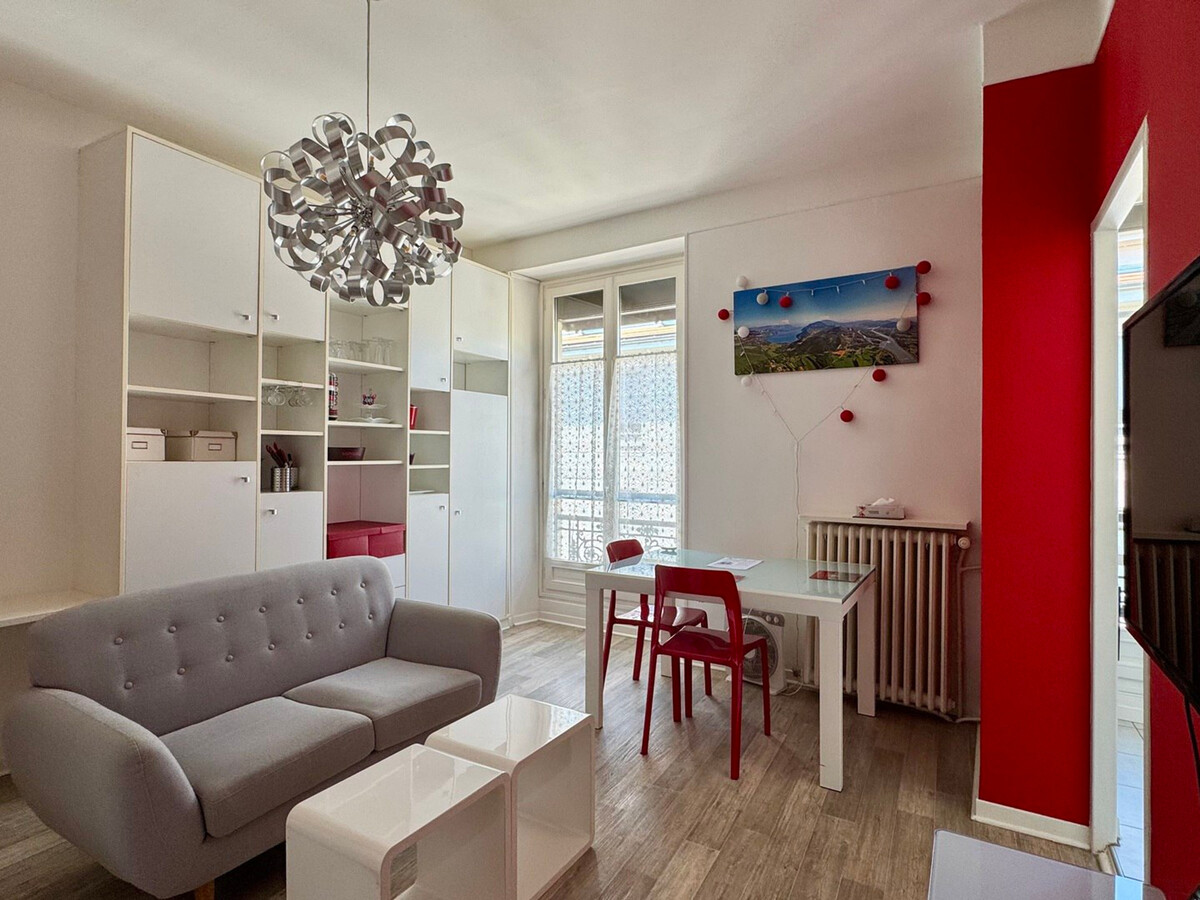 T1 lumineux centre-ville Aix-les-Bains avec parking - Photo 1