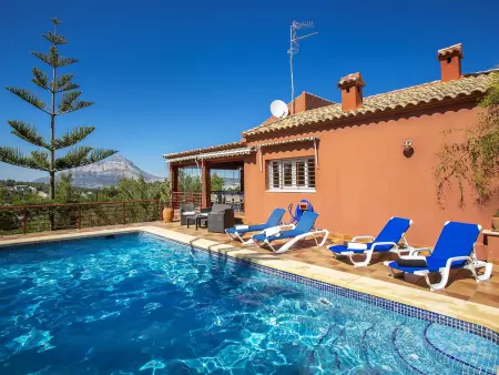Location villa à Xàbia, Villa confortable à Javea avec piscine privée, proche plage et activités, idéale pour 10 personnes