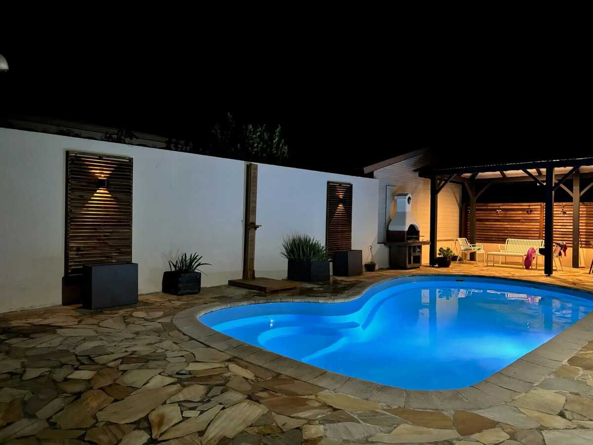Villa avec piscine privée et vue montagne à Saint-Pierre - Photo 1