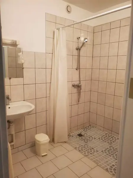 Maison 14 personnes à Anché, 5 chambres, jardin clôturé : photo 9