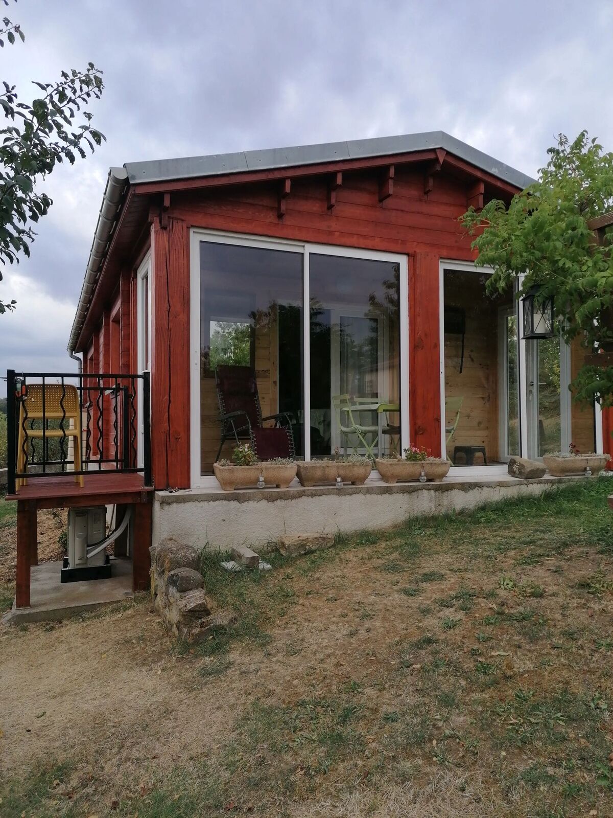Chalet avec jardin et terrasse à Égliseneuve-des-Liards - Photo 4