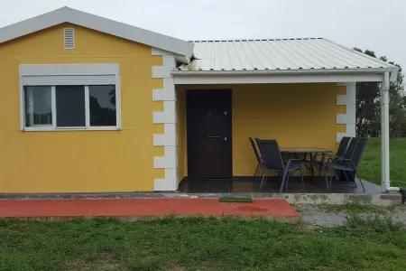 Location maison à Macouria, Maison charmante à Macouria avec jardin clôturé et terrasse