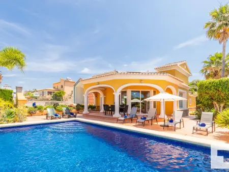 Location villa à Calp, Villa moderne à Calpe avec piscine privée, proche plage et centre, pour 6 pers., clim et Wi-Fi inclus