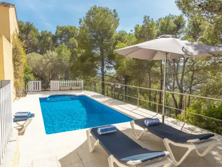 Location maison à Tamariu, Villa paisible avec piscine privée à Tamariu, proche plage, idéale familles, jardin et garage