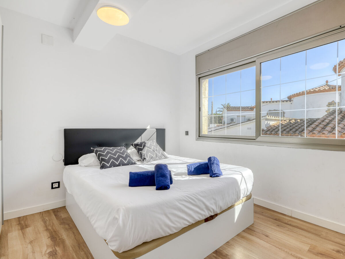 Maison Delfín – 4 chambres, piscine et vue canal à Empuriabrava - Photo 5