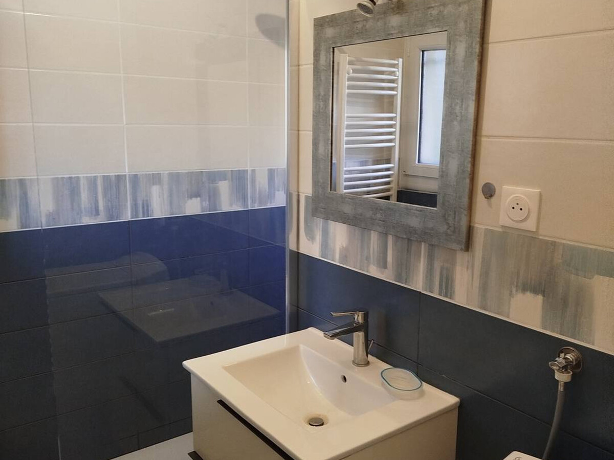 Studio cabine 28m² climatisé, piscine et parking à Bormes - Photo 7