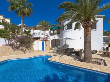 Location villa à Benissa, Villa classique avec piscine privée, jardin et climatisation à Benissa