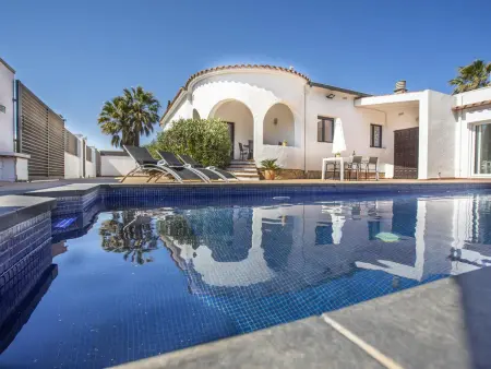 Location maison à Empuriabrava, Charmante maison 5 ch. à 10 min de la plage avec piscine privée, terrasse et parking