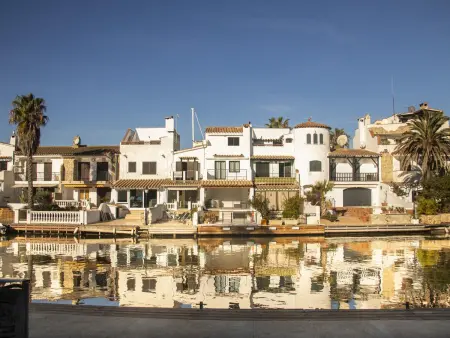 Location maison à Empuriabrava, Maison de Pêcheur Élégante avec Amarrage à Empuriabrava