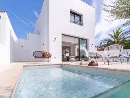 Location maison à Empuriabrava, Villa Contemporaine avec Piscine à Empuriabrava