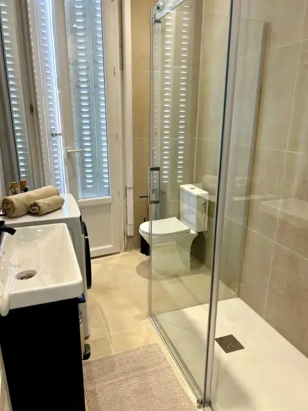Appartement moderne à Juan-les-Pins avec parking, à 100 m de la plage : photo 9