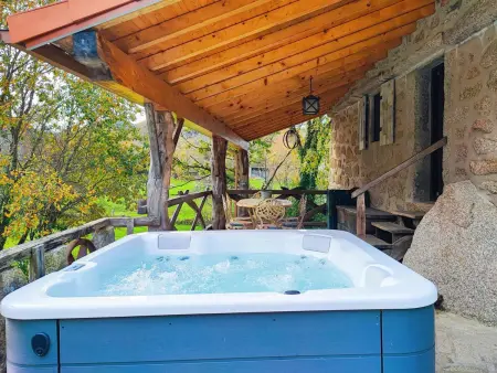 Location gite à Castro Laboreiro, Maison rustique à Castro Laboreiro avec jacuzzi et nature environnante