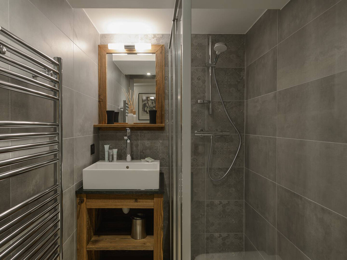 Duplex rénové à Courchevel 1850, cheminée & terrasse - Photo 3