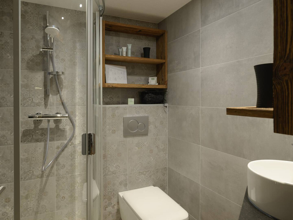 Duplex rénové à Courchevel 1850, cheminée & terrasse - Photo 9