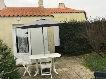 Location maison à Barbâtre, Charmante maisonnette 4 pers. à 30m de la plage à Barbâtre