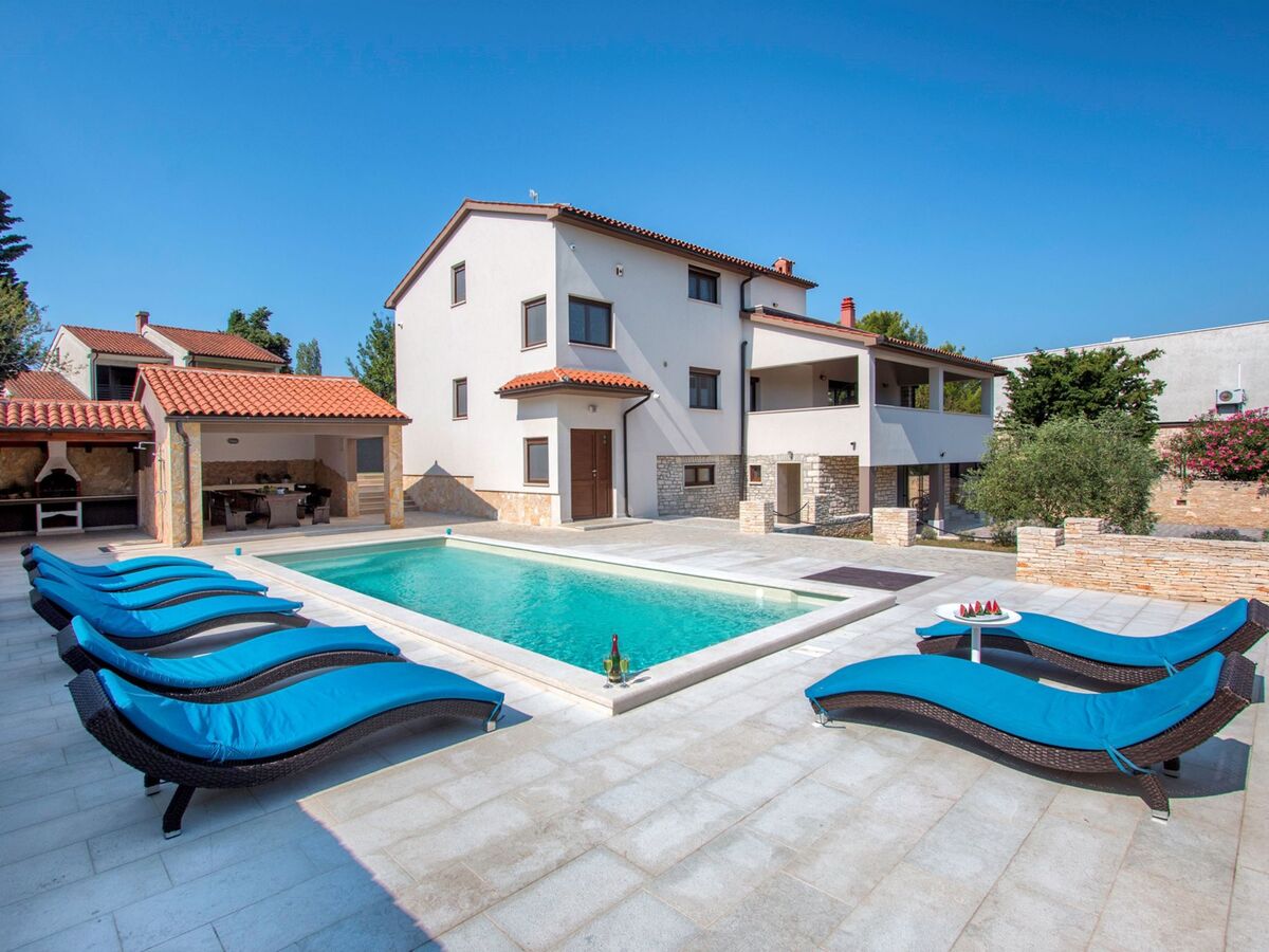 Villa L à Premantura : 5 chambres, piscine privée - Photo 1