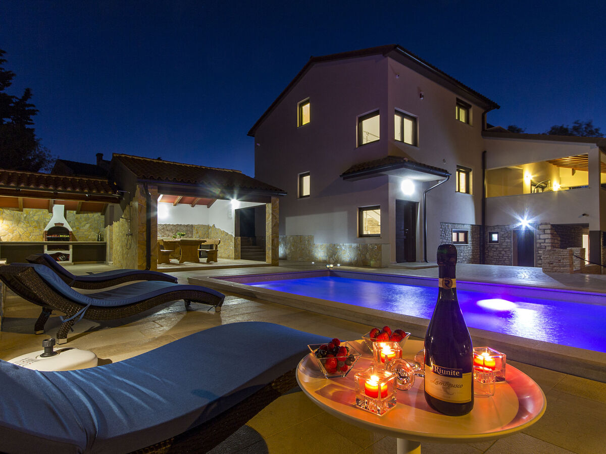 Villa L à Premantura : 5 chambres, piscine privée - Photo 2