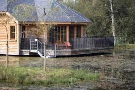 Cabane en bois avec vue sur l'eau à Vencimont