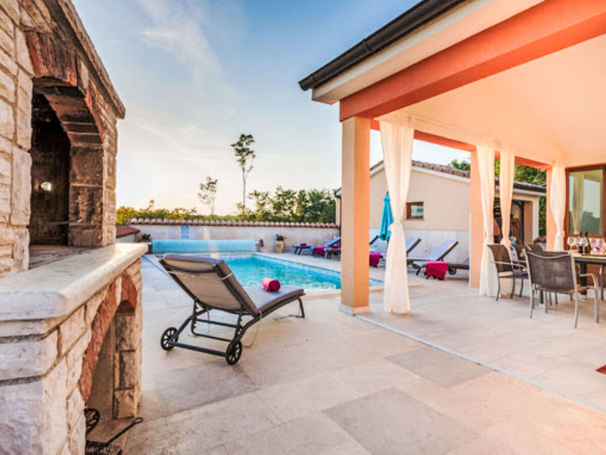 Manera, maison 4 chambres avec piscine chauffée près de Pula - Photo 1