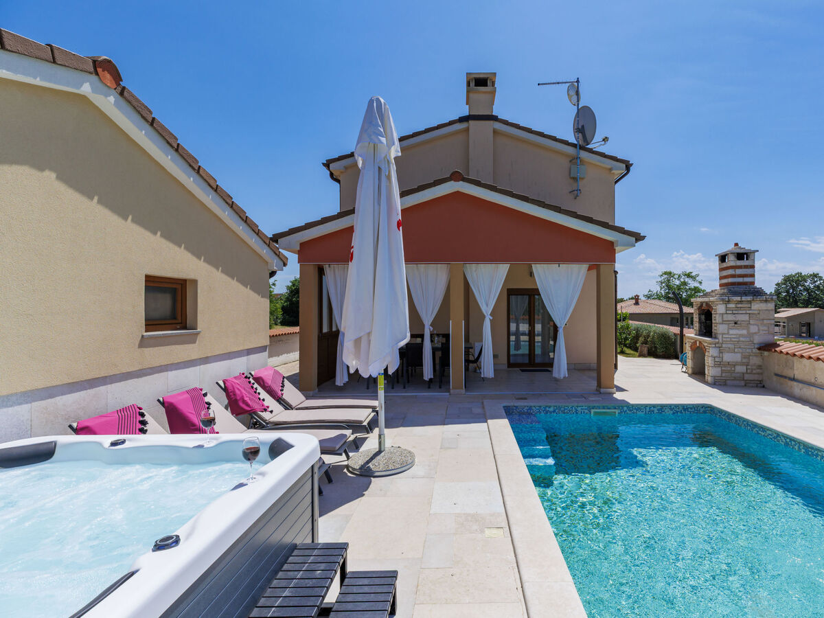 Manera, maison 4 chambres avec piscine chauffée près de Pula - Photo 2