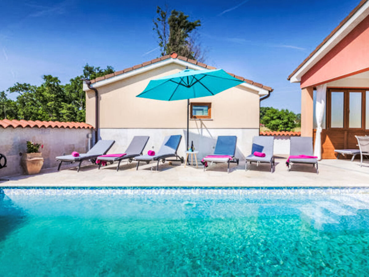 Manera, maison 4 chambres avec piscine chauffée près de Pula - Photo 5
