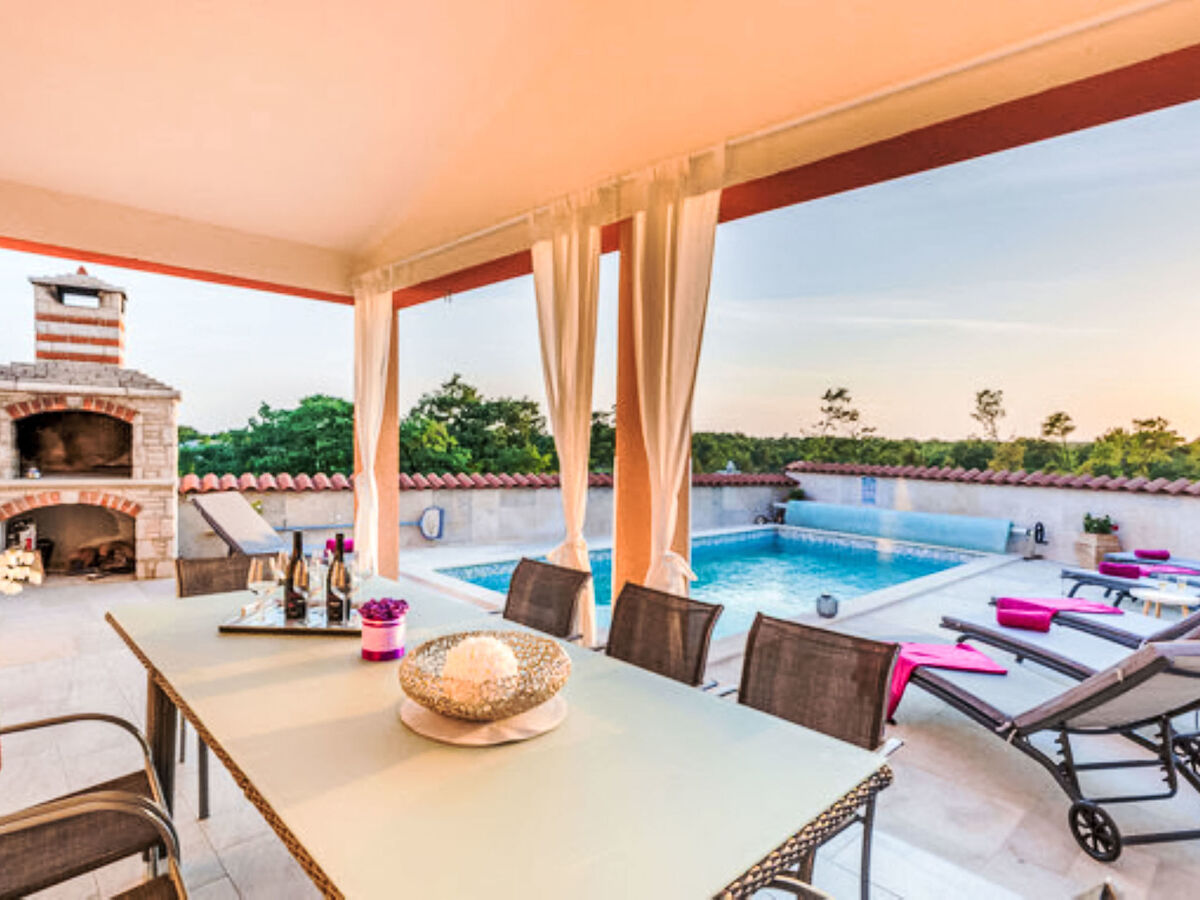 Manera, maison 4 chambres avec piscine chauffée près de Pula - Photo 7