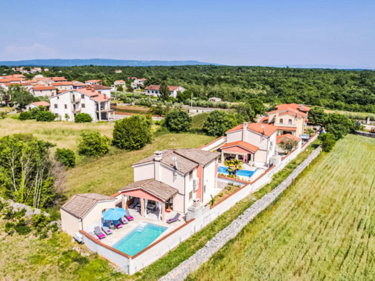 Manera, maison 4 chambres avec piscine chauffée près de Pula - Photo 8