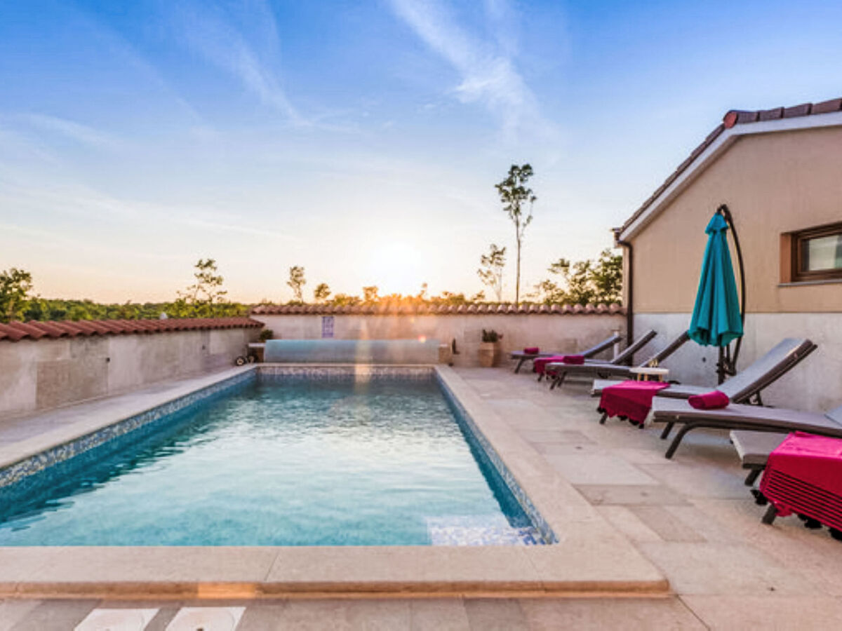 Manera, maison 4 chambres avec piscine chauffée près de Pula - Photo 12