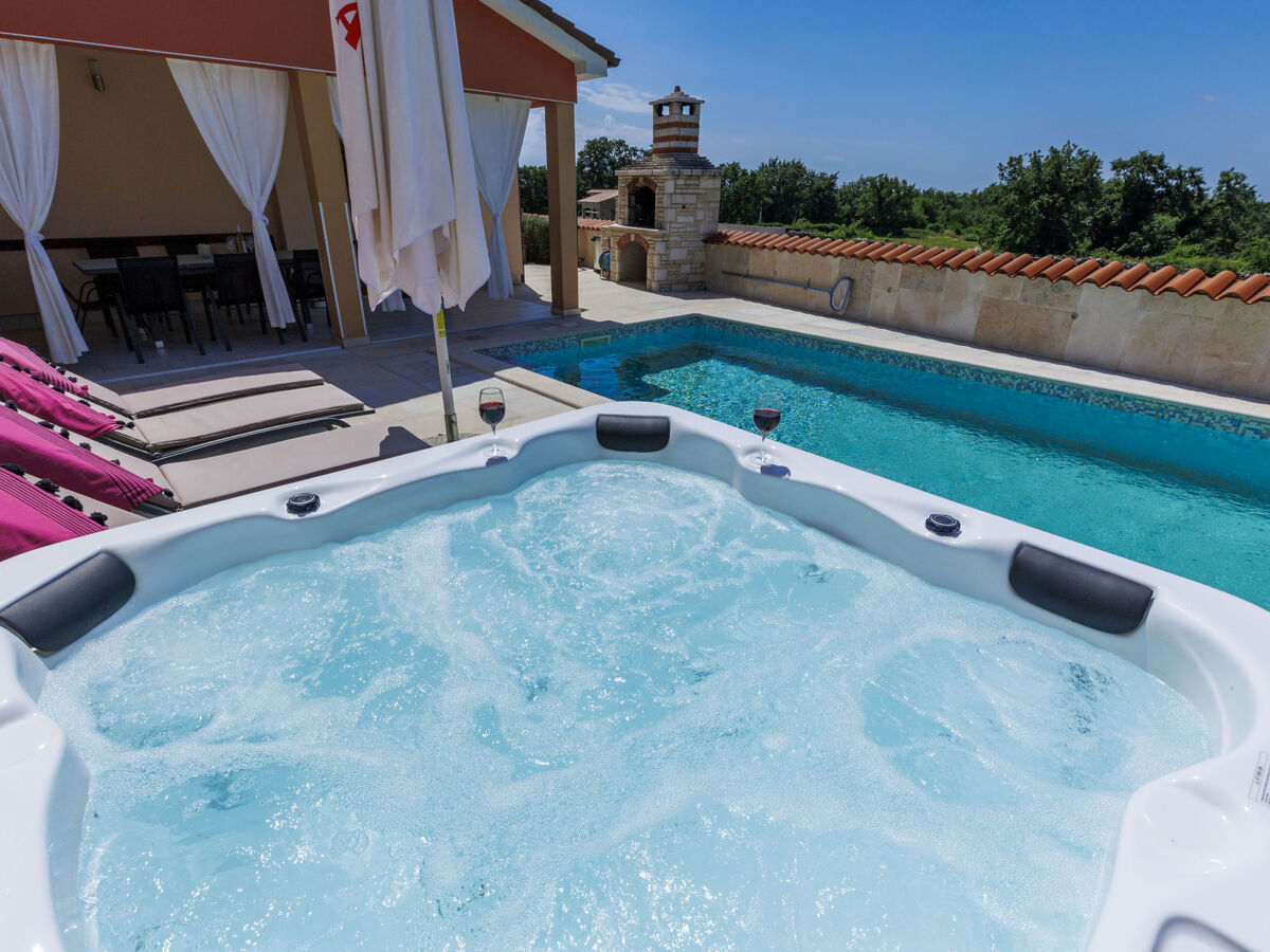 Manera, maison 4 chambres avec piscine chauffée près de Pula - Photo 14