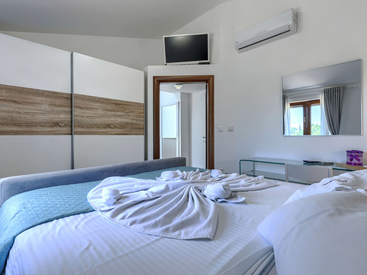 Manera, maison 4 chambres avec piscine chauffée près de Pula - Photo 22