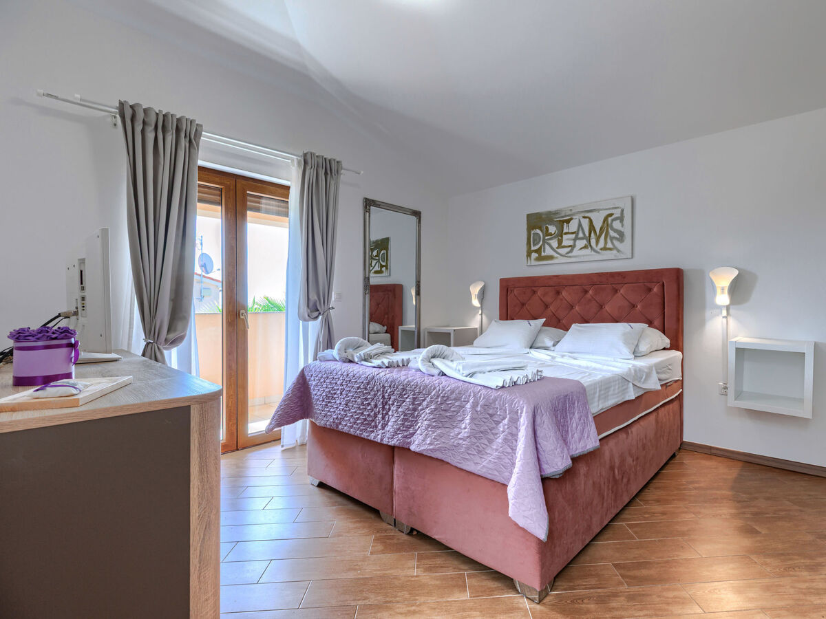 Manera, maison 4 chambres avec piscine chauffée près de Pula - Photo 25