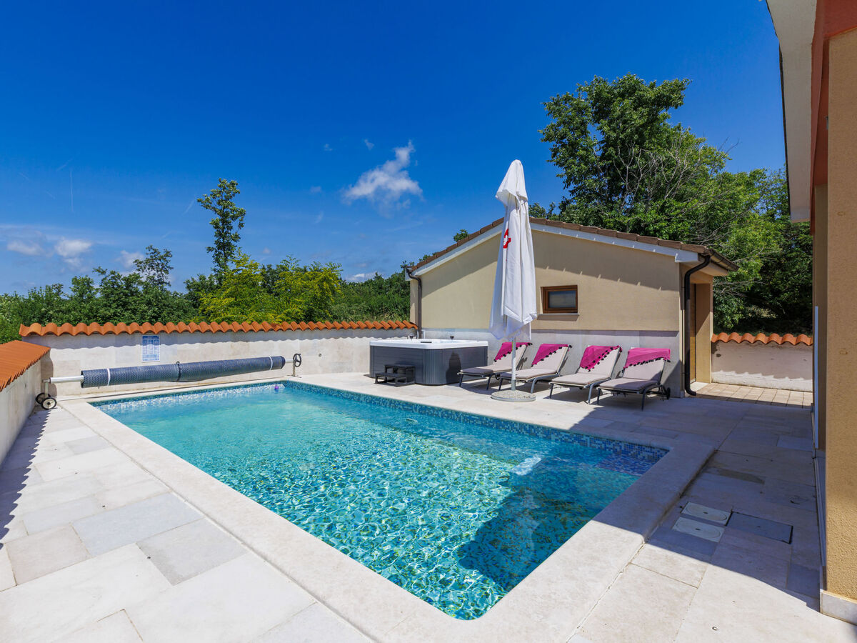Manera, maison 4 chambres avec piscine chauffée près de Pula - Photo 41