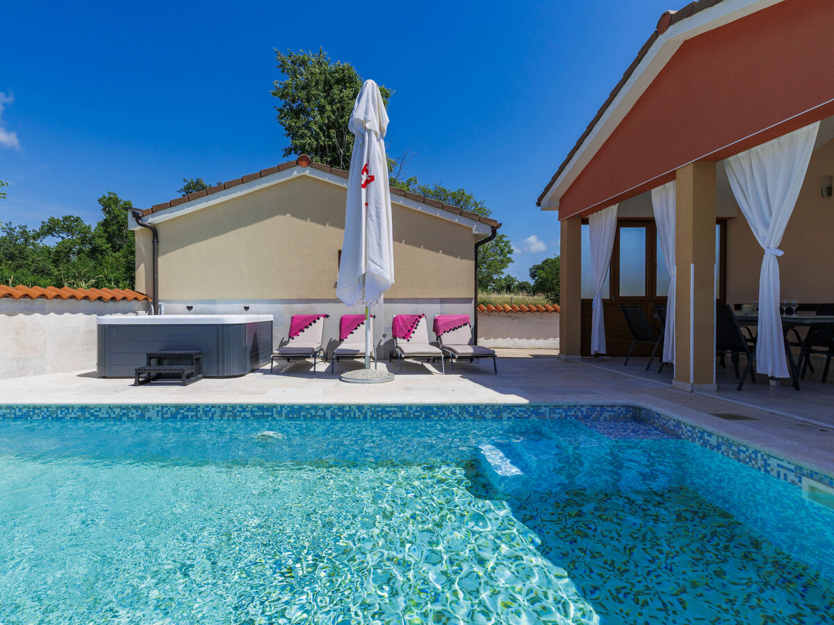 Manera, maison 4 chambres avec piscine chauffée près de Pula - Photo 42