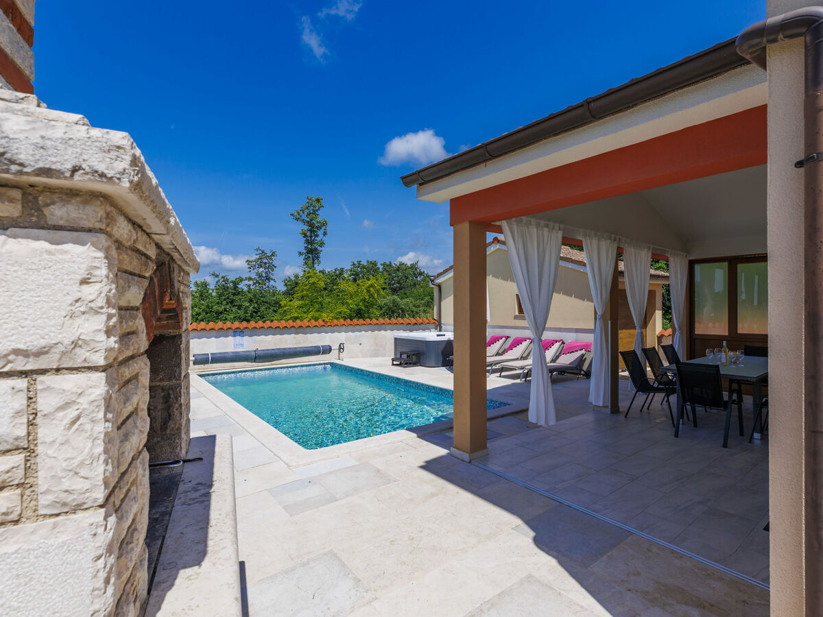 Manera, maison 4 chambres avec piscine chauffée près de Pula - Photo 44
