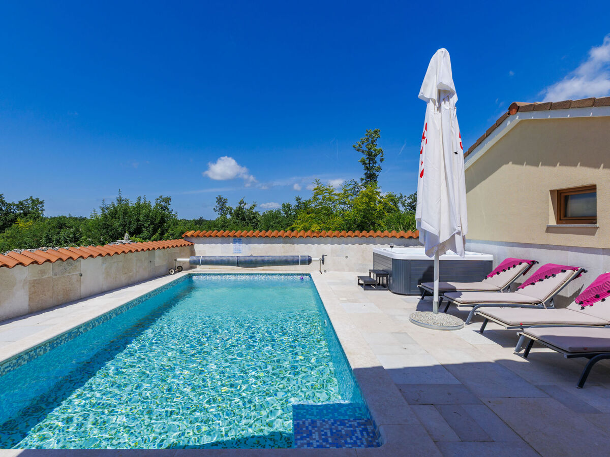 Manera, maison 4 chambres avec piscine chauffée près de Pula - Photo 46