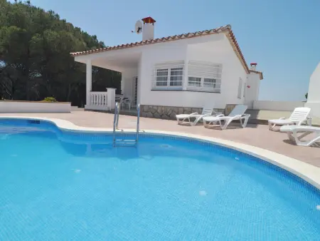 Location villa à L'Escala, Maison spacieuse et lumineuse avec piscine privée et wifi en face dun grand espace vert à LEscala